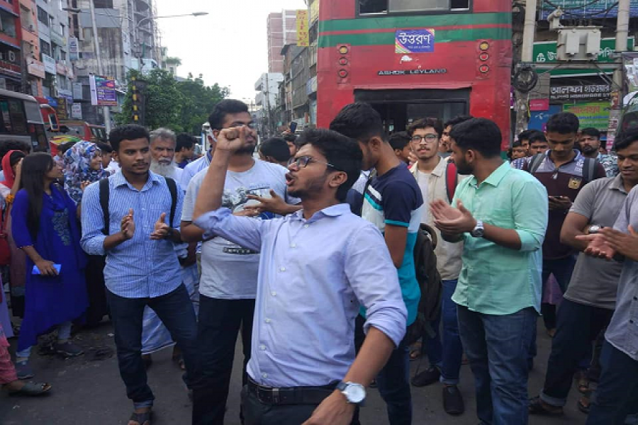 পুরাণ ঢাকায় জবি শিক্ষার্থীদের সড়ক অবরোধ