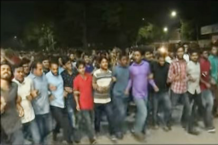 মধ্যরাতে শোভন-রাব্বানীর বিচার দাবিতে টিএসসিতে বিক্ষোভ (ভিডিওসহ)