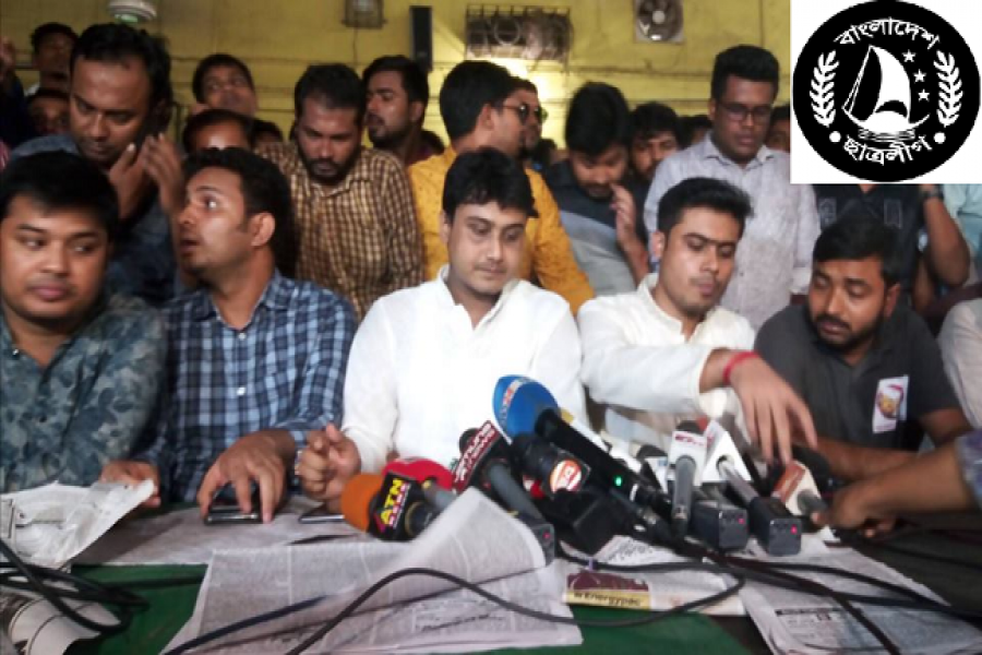 মধুর ক্যান্টিনে সংবাদ সম্মেলনে ছাত্রলীগের সদ্য দায়িত্বপ্রাপ্ত নেতারা