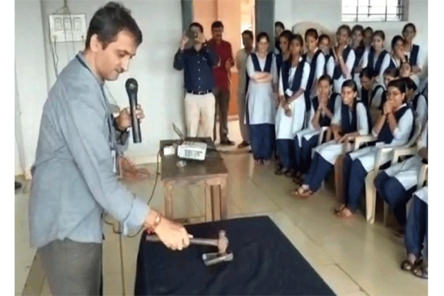 হাতুড়ি দিয়ে মোবাইল ফোন ভাঙলেন অধ্যক্ষ!