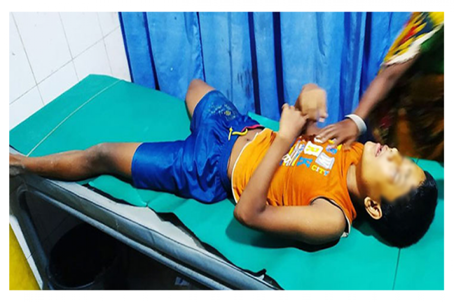 বাঁশের মাথা দিয়ে স্কুলছাত্রের চোখ উপড়ে ফেলার অভিযোগ