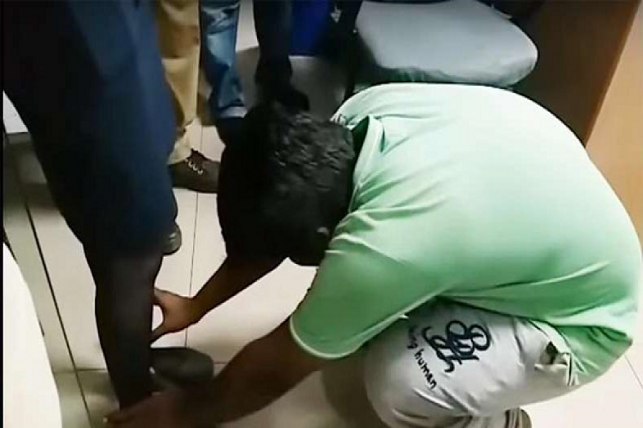 পা ধরে ক্ষমা চাইলেন প্রধান শিক্ষক