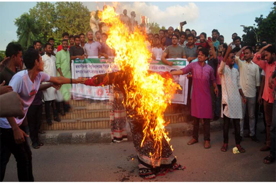 ঢাকা বিশ্ববিদ্যালয়ে জাবি ভিসির কুশপুতুল দাহ