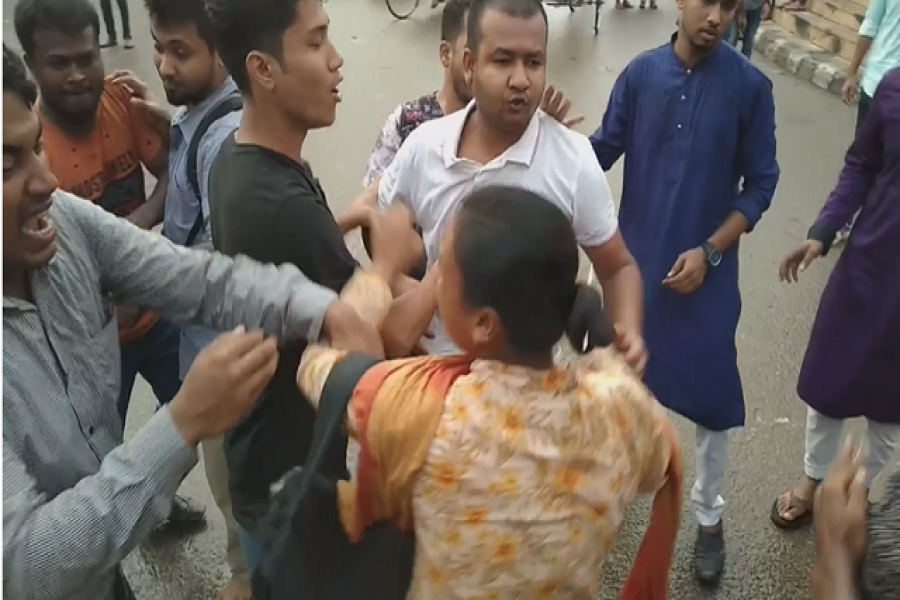 ঢাবিতে জালিয়াত বিরোধী কর্মসূচীতে ‘মুক্তিযুদ্ধ মঞ্চে’র হামলা