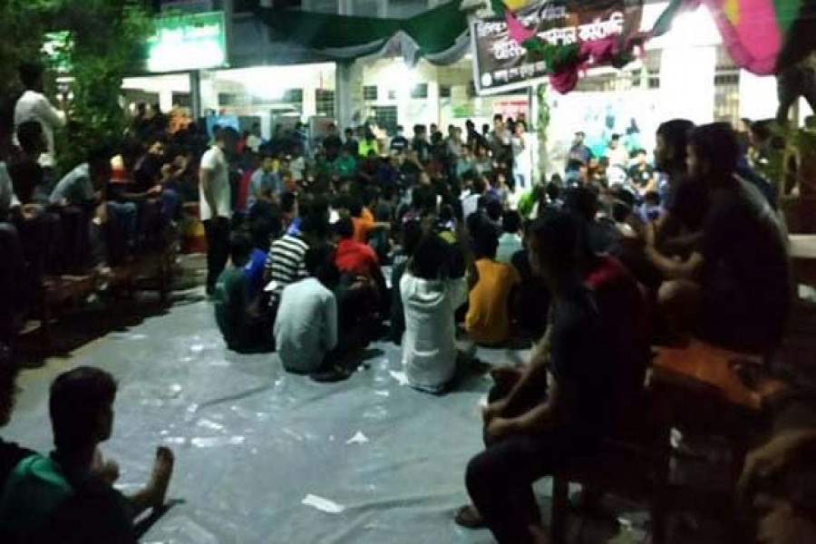 গভীর রাতেও উত্তাল বশেমুরবিপ্রবি ক্যাম্পাস