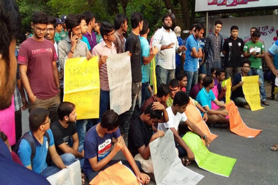 শিক্ষার্থীদের উপর হামলার প্রতিবাদে রাবি সাংবাদিকদের সড়ক অবরোধ