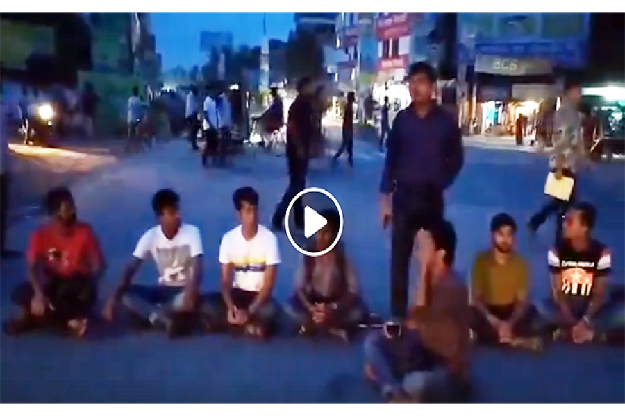 বশেমুরবিপ্রবি ভিসির পদত্যাগ দাবিতে মহসড়ক অবরোধ 