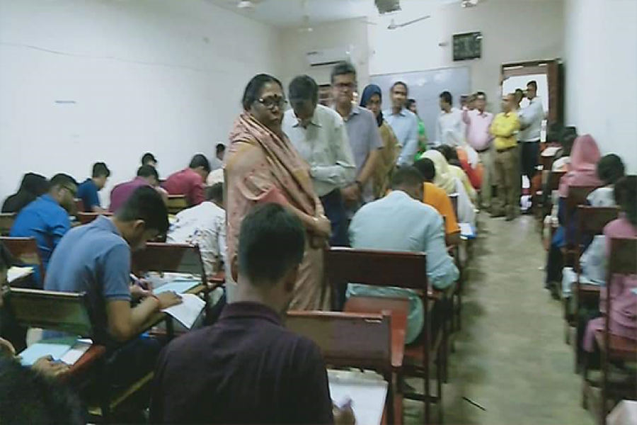 শেষ সময়ে কেন্দ্র পরিদর্শনে জাবি উপাচার্য