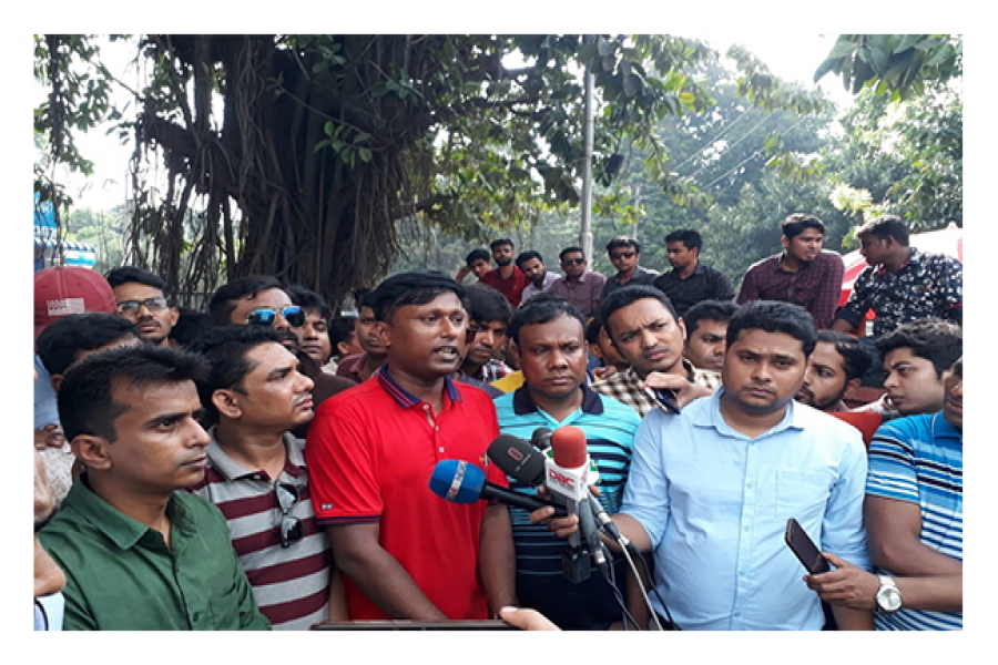 ক্যাম্পাস থেকে জোর করে তাড়িয়ে দেয় সনজিত (ভিডিও)