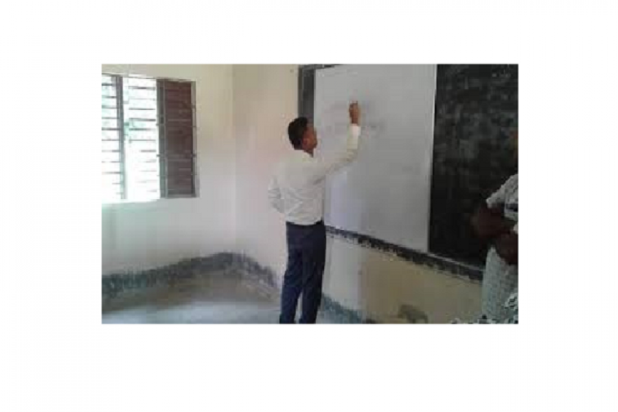 পদার্থ-রসায়নের ক্লাস নিচ্ছেন বাংলার শিক্ষক