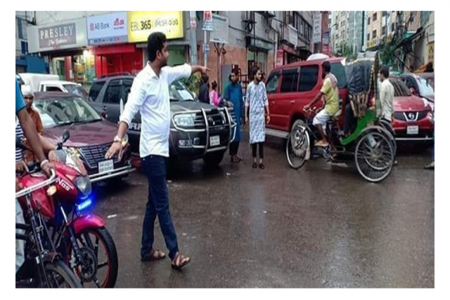 যানজট কমাতে রাস্তায় ছাত্রলীগের সম্পাদক