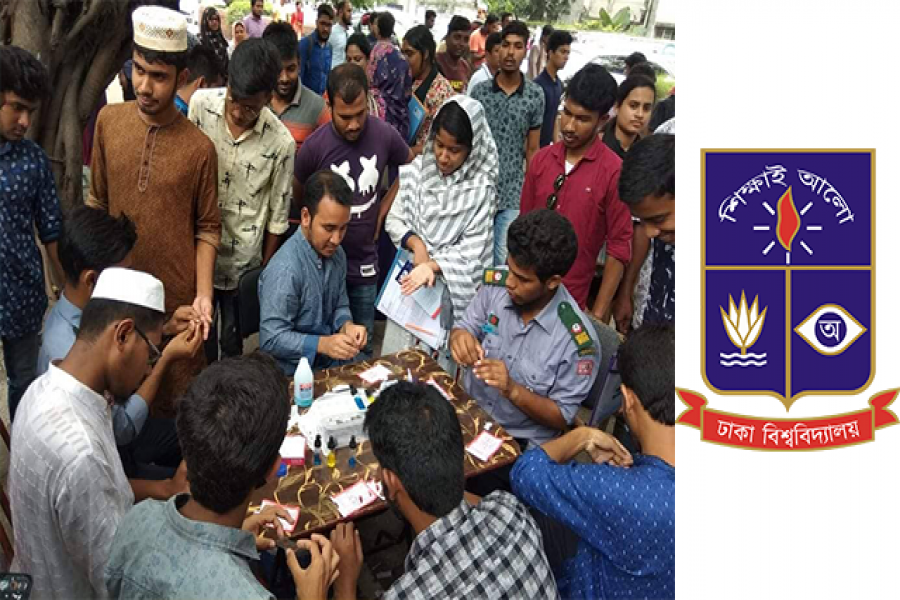 ব্লাড গ্রুপ নির্ণয় করছেন এফ আর হলের শিক্ষার্থীরা