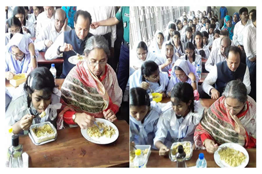 শিক্ষার্থীদের সঙ্গে খাবার খাচ্ছেন শিক্ষামন্ত্রী