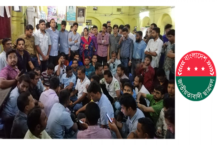 ছাত্রলীগের দখলে মধুর চেয়ার-টেবিল, মেঝেতে বসে প্রতিবাদ ছাত্রদলের