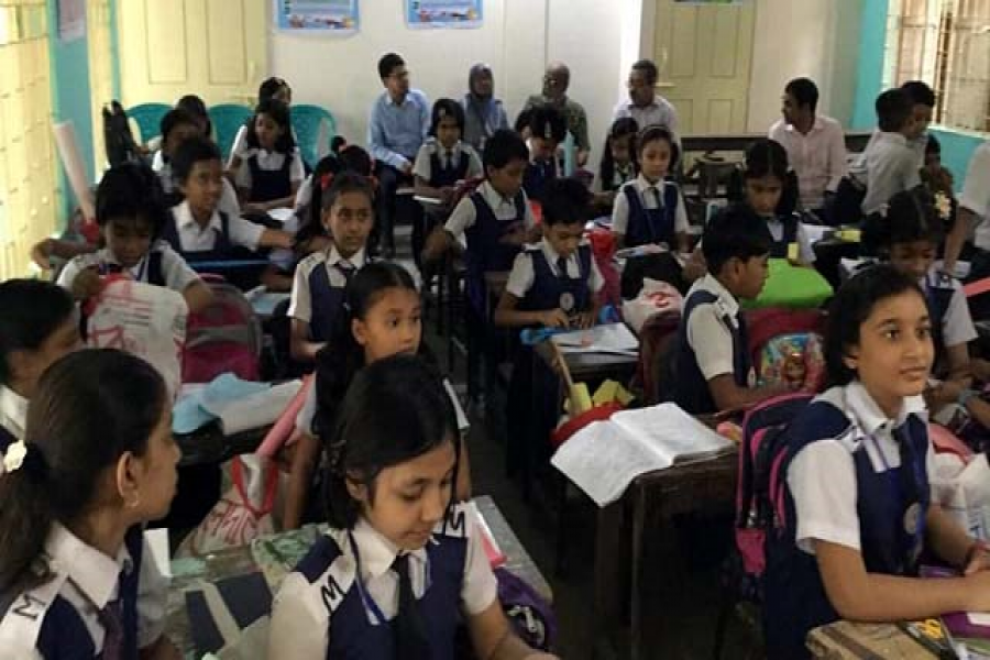 ক্ষুদে শিক্ষার্থীদের সঙ্গে ক্লাসের পেছনের বেঞ্চে বসে আছেন সচিব 