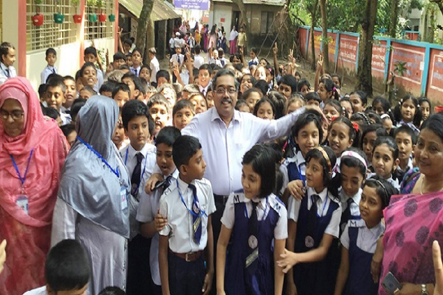 শিক্ষার্থীদের সঙ্গে ক্লাস করলেন গণশিক্ষা সচিব