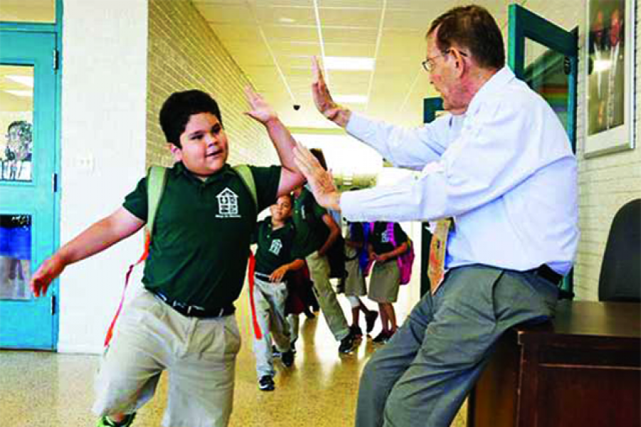 শিক্ষকের সঙ্গে হাত মেলাচ্ছেন এক ছাত্র