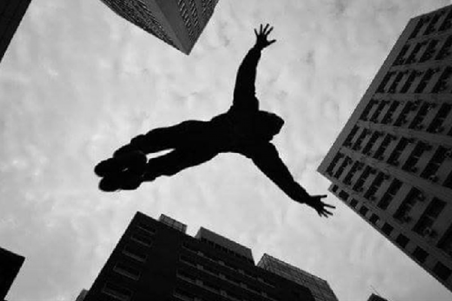 ১৩ তলা থেকে ঝাঁপ দিয়ে বৃদ্ধের ঘাড়ে তরুণী, দুজনই নিহত