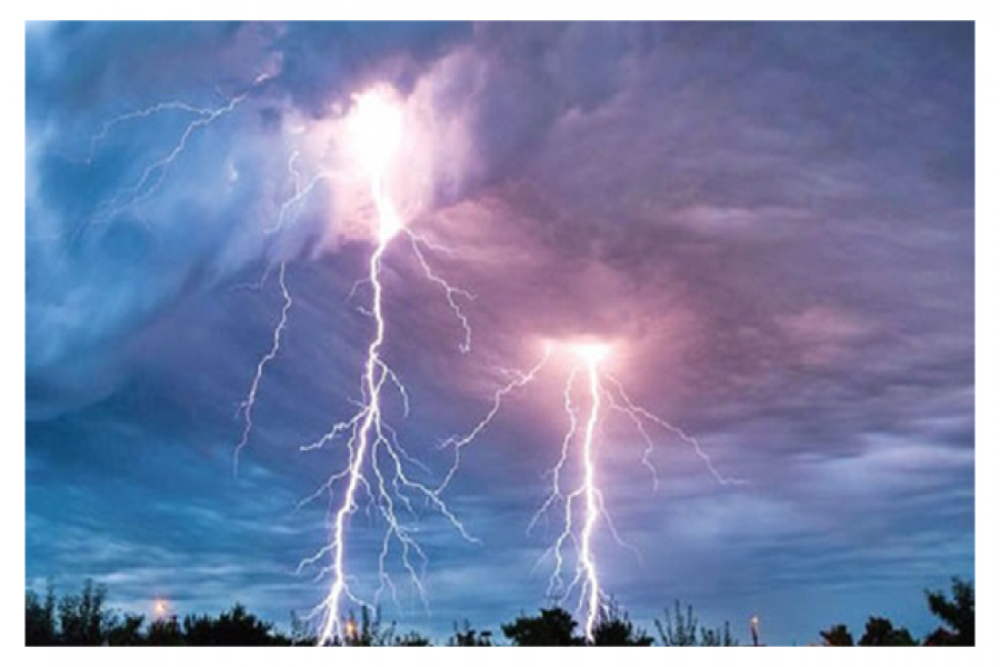 বজ্রপাতে একই পরিবারের ৪ জনের মৃত্যু 