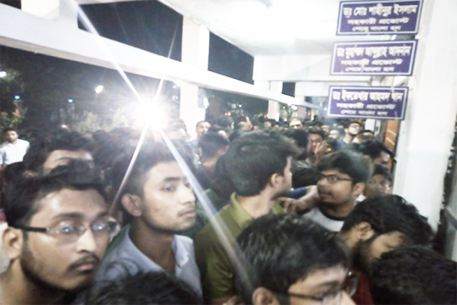 ভিডিও নিয়ে লুকোচুরি বুয়েট প্রশাসনের, উত্তেজিত শিক্ষার্থীরা