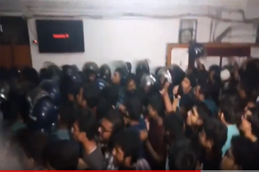 উত্তাল বুয়েটে অবরুদ্ধ প্রাধ্যক্ষ-পুলিশ, লাঠিচার্জ