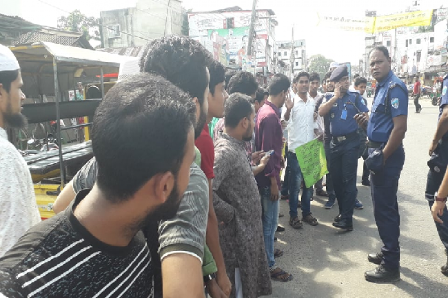 নোয়াখালীতে আবরার হত্যার প্রতিবাদে মানববন্ধনে পুলিশের বাধা