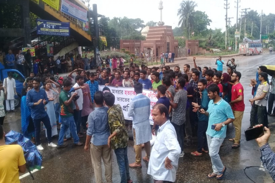 আবরারের খুনীদের ফাঁসির দাবিতে ঢাকা-আড়িচা মহাসড়ক অবরোধ