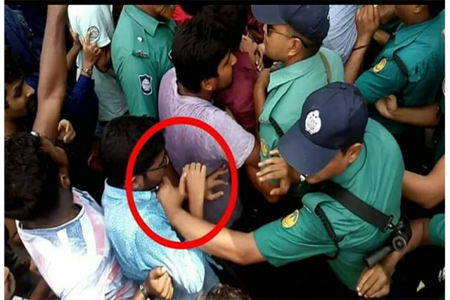 রাবি শিক্ষার্থীদের মহাসড়ক অবরোধে পুলিশের বাধা