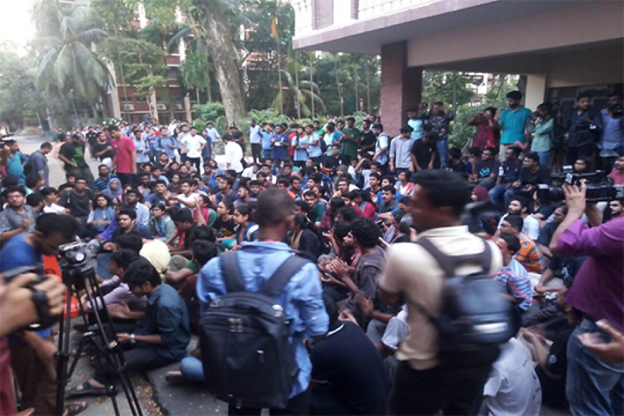 উপাচার্যের অফিস ঘেরাও, তালা ভেঙে ঢুকতে চায় শিক্ষার্থীরা (ভিডিও)