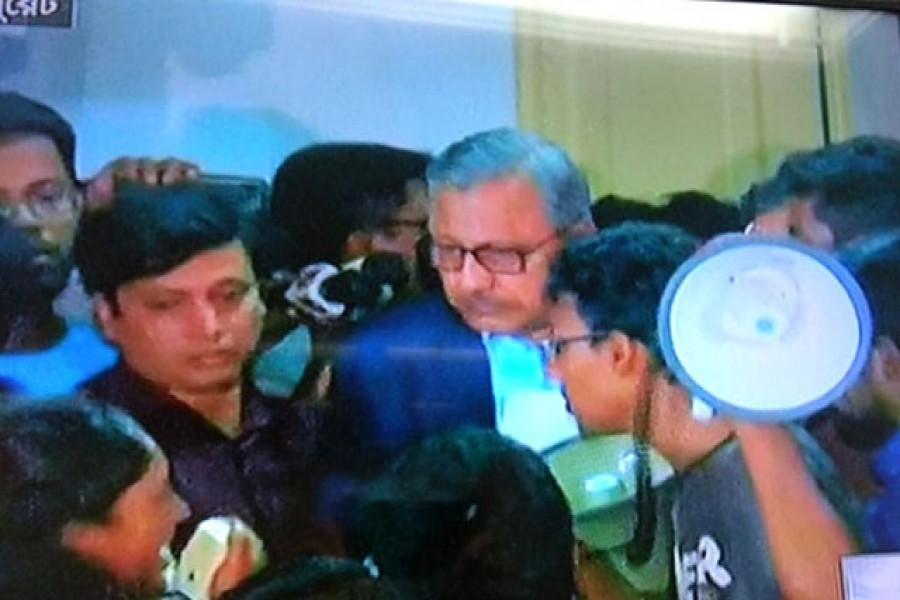 শিক্ষার্থীদের তোপের মুখে বুয়েট উপাচার্য (ভিডিও)