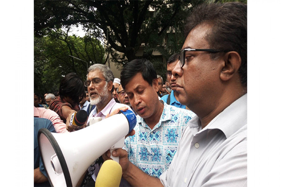 শিক্ষকদের প্রতিবাদ সমাবেশে বক্তব্য রাখছেন সদ্য পদত্যাগ করা প্রভোস্ট মো. জাফর ইকবাল খান
