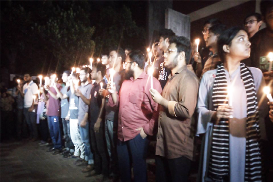 আবরার স্মরণে বুয়েট শিক্ষার্থীদের মোমবাতি প্রজ্জ্বলন
