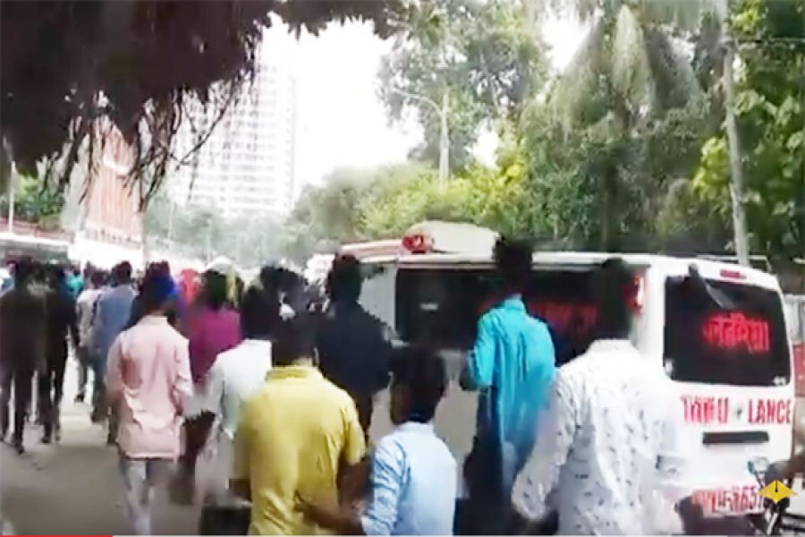 অ্যাম্বুলেন্স আটকে রেখে ছাত্রলীগের শোকর‌্যালি