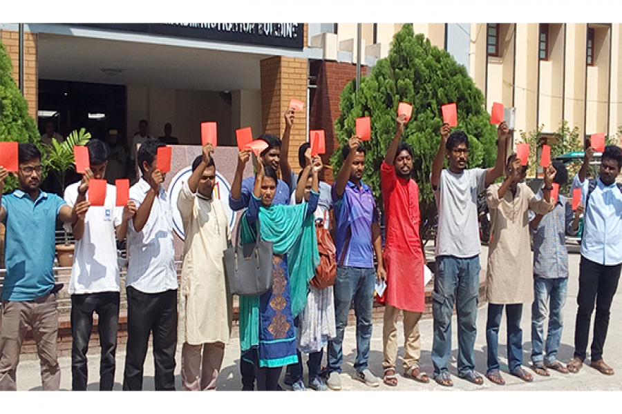 ভিসি ও প্রো-ভিসিকে ‘লালকার্ড’ রাবি শিক্ষার্থীদের