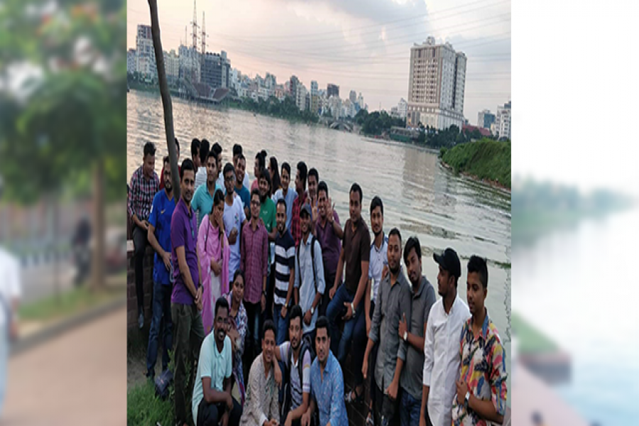 হাতির ঝিলে ভ্রমণকারীরা