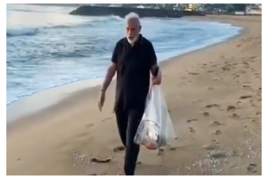 সৈকতে প্লাস্টিকের বোতল কুড়াচ্ছেন মোদি (ভিডিও)