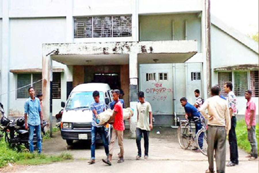 মর্গের সব বাল্ব নষ্ট, মোমবাতি জ্বালিয়ে ময়নাতদন্ত!