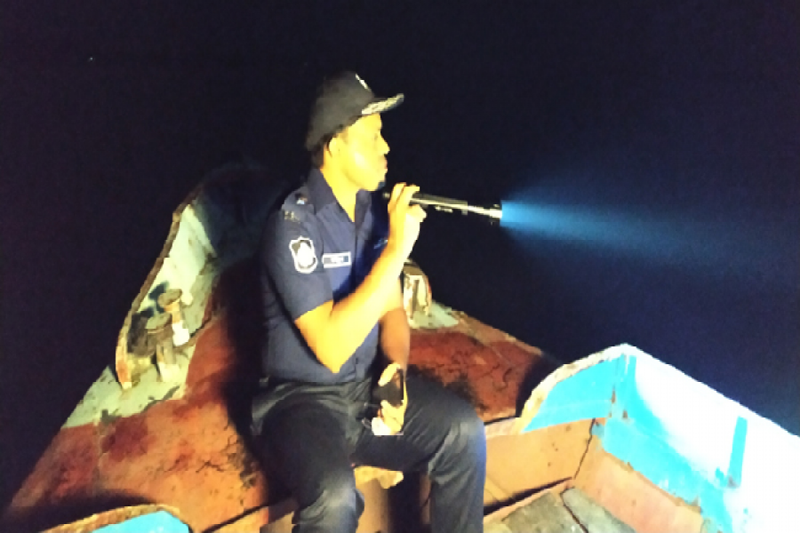 রাত জেগে নদী পাহারা দিচ্ছেন পুলিশ সুপার