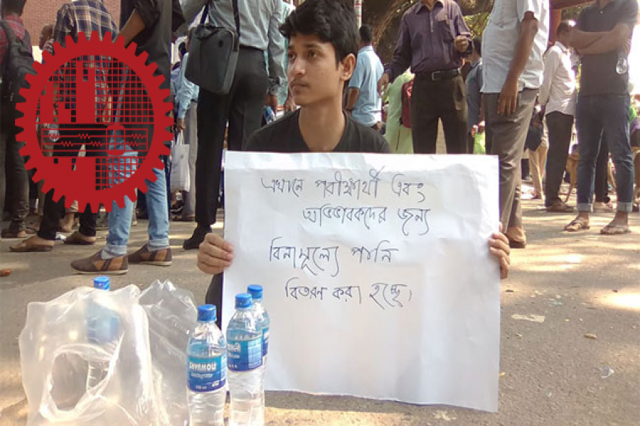 ভর্তিচ্ছুদের বিনামূল্যে পানি-নাস্তা-কলম দিচ্ছেন বুয়েট শিক্ষার্থীরা