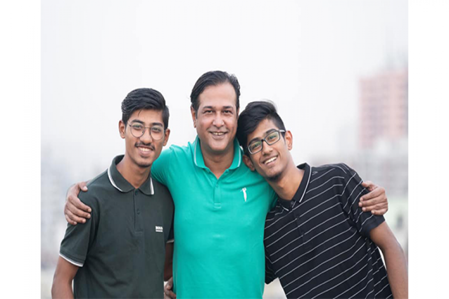 বাবা আসিফ আকবরের সাথে দুই ছেলে- রণ ও রুদ্র