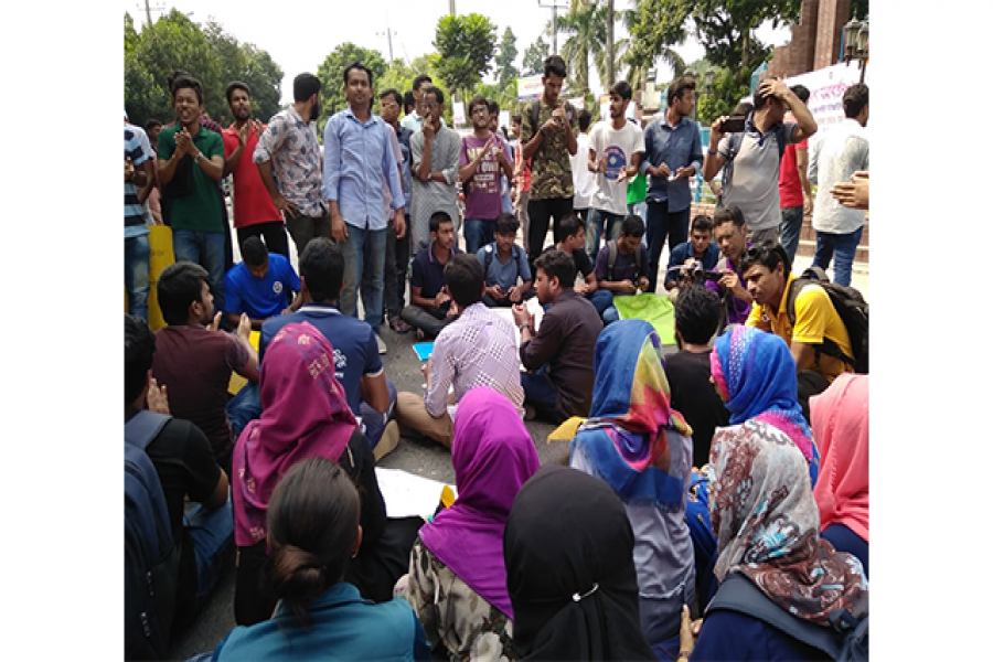 শিক্ষার্থীকে ছুরিকাঘাতে উত্তাল রাবি, অবরোধ মহাসড়ক (ভিডিও)