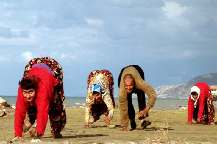 চার হাত-পায়ে ভর দিয়ে চলে ৫ ভাইবোন