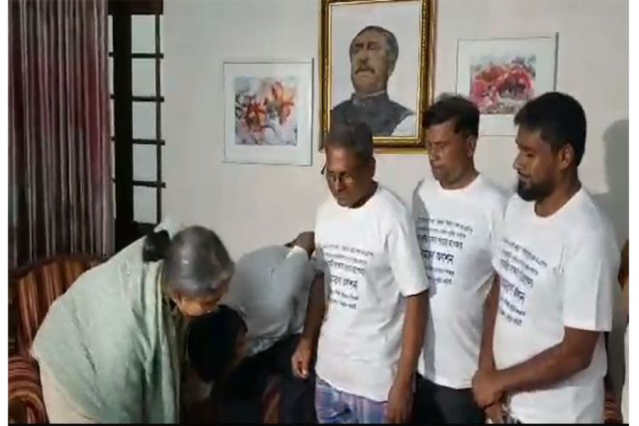 পানি খাইয়ে শিক্ষকদের অনশণ  ভাংগালে শিক্ষামন্ত্রী