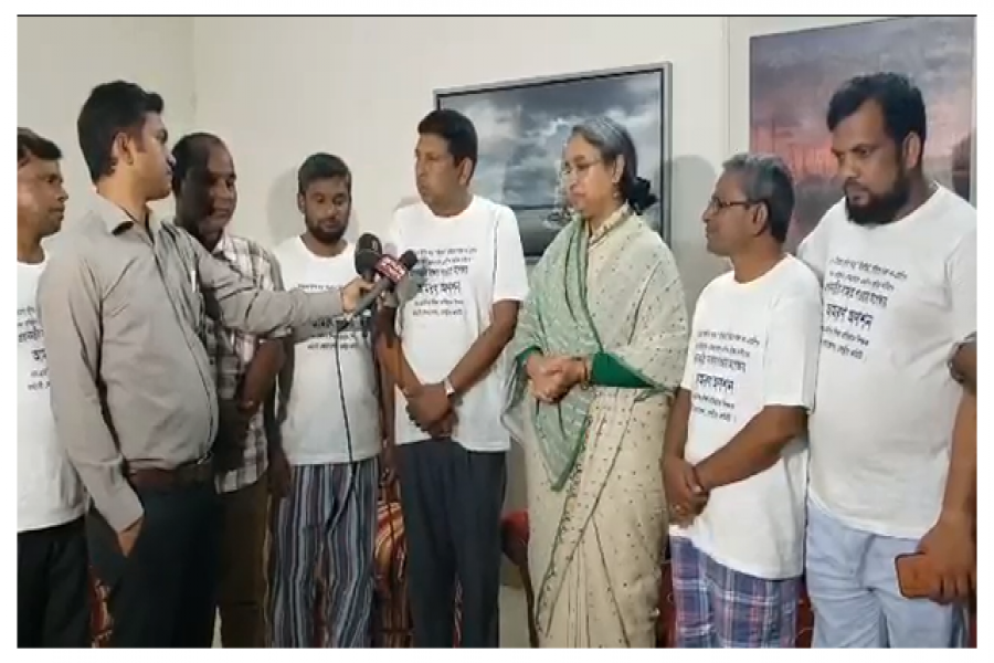 কর্মসূচি স্থগিতের ঘোষণা দিচ্ছেন