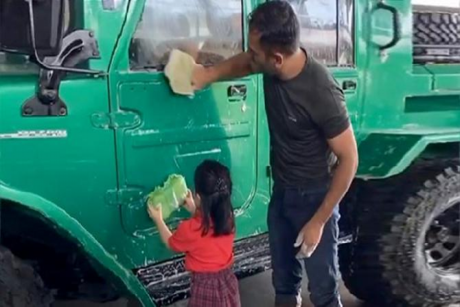 মেয়েকে নিয়ে গাড়ি ধুচ্ছেন ধোনি (ভিডিও)