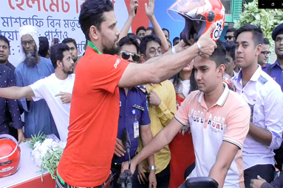 নড়াইলে মাশরাফির হেলমেট বিতরণ