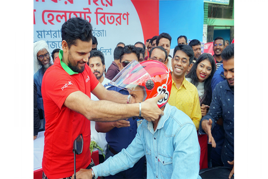 ৫০০ হেলমেট বিতরণ মাশরাফি ও পাঠাওয়ের