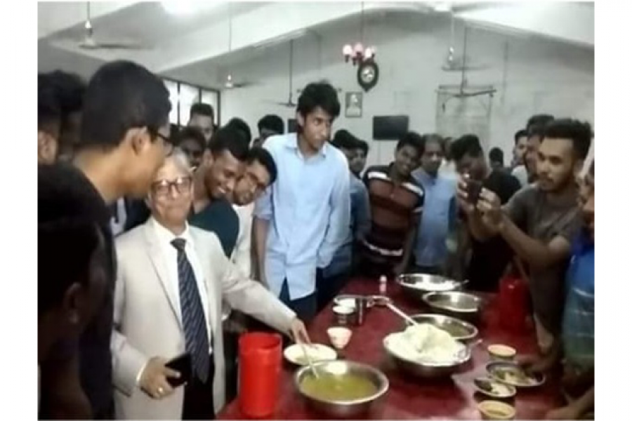 হলে ডালের ঘনত্ব পরীক্ষা করলেন ঢাবি উপাচার্য