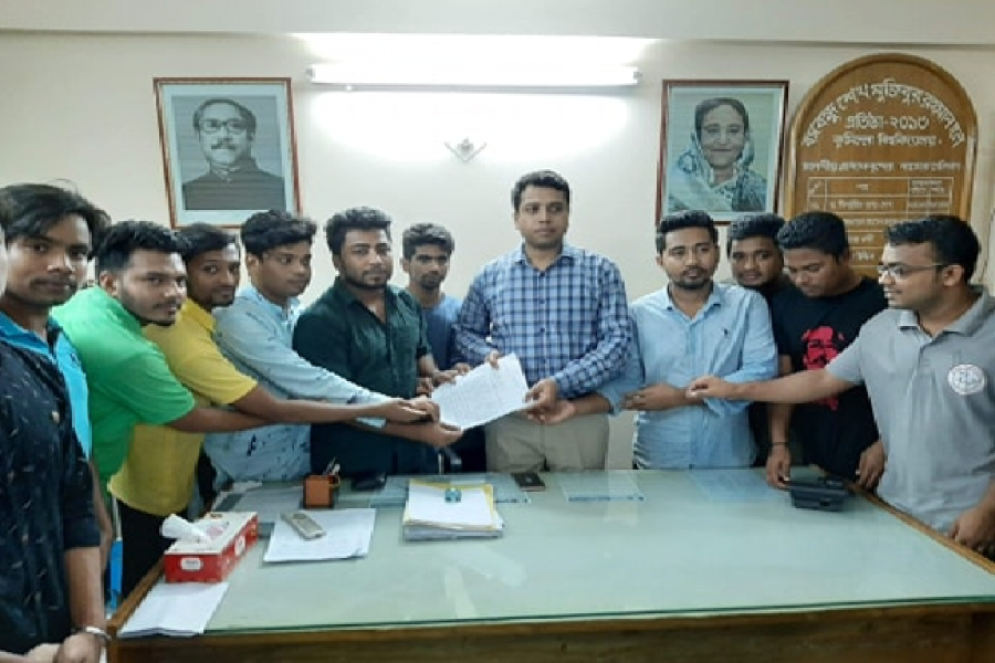 কুবিতে ৭ দফা দাবিতে শিক্ষার্থীদের স্মারকলিপি 