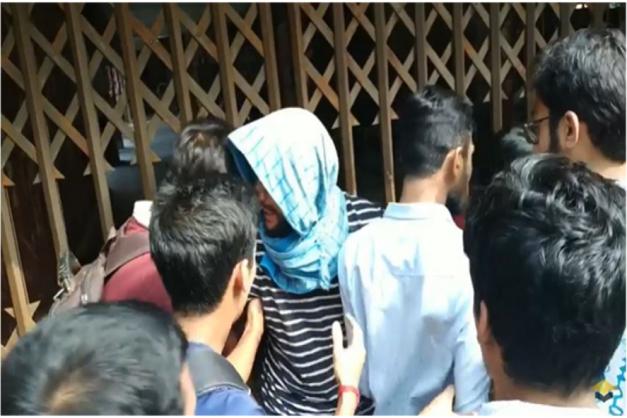 জাবিতে সহকারী প্রক্টর-আন্দোলনকারীদের হাতাহাতি (ভিডিও)